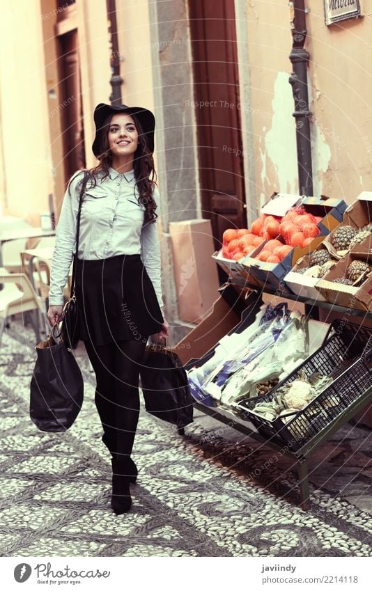 Junge Frau mit Einkaufstaschen Frucht Lifestyle kaufen elegant Stil Glück schön Haare & Frisuren Gesicht Mensch Erwachsene Straße Mode Hemd Rock Hut brünett