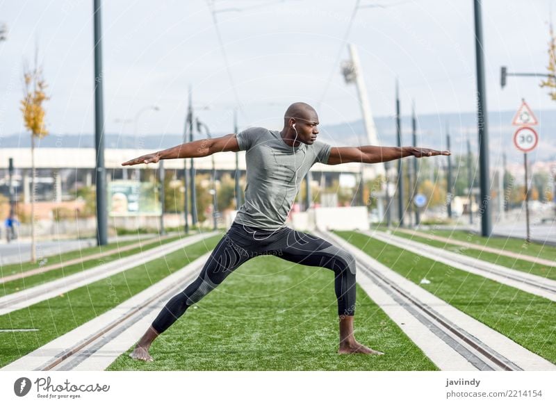 Übendes Yoga des schwarzen Mannes im städtischen Hintergrund. Lifestyle schön Körper Erholung Meditation Sport Mensch Erwachsene 1 18-30 Jahre Jugendliche