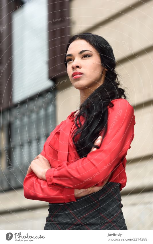 Junge hispanische Bussinesswoman im städtischen Hintergrund Business Mensch Frau Erwachsene Straße Stewardess Hemd Rock brünett rot schwarz Geschäftsfrau