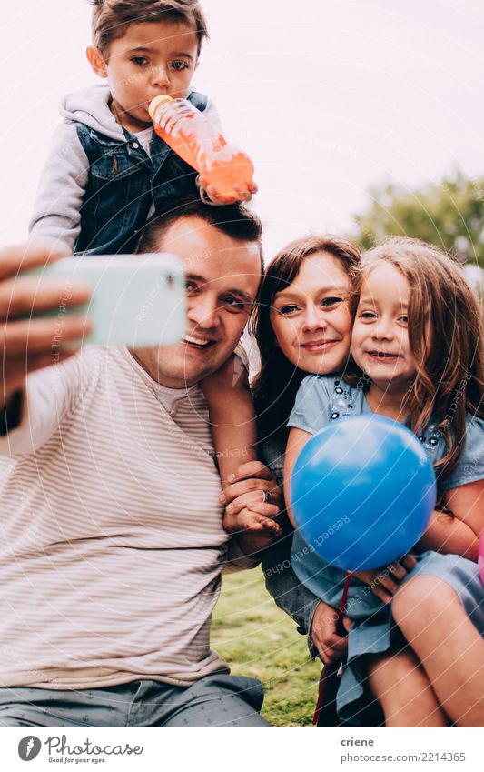 Glückliche kaukasische Familie, die zusammen selfie mit Telefon nimmt Lifestyle Freude Freizeit & Hobby Kindererziehung Technik & Technologie Mensch Kleinkind