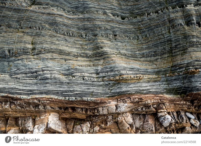 Textur | drüber und drunter.  Strukturen in einer Gesteinsformation Natur Felsen Klippe Stein stehen ästhetisch authentisch fest braun gelb grau orange Kraft