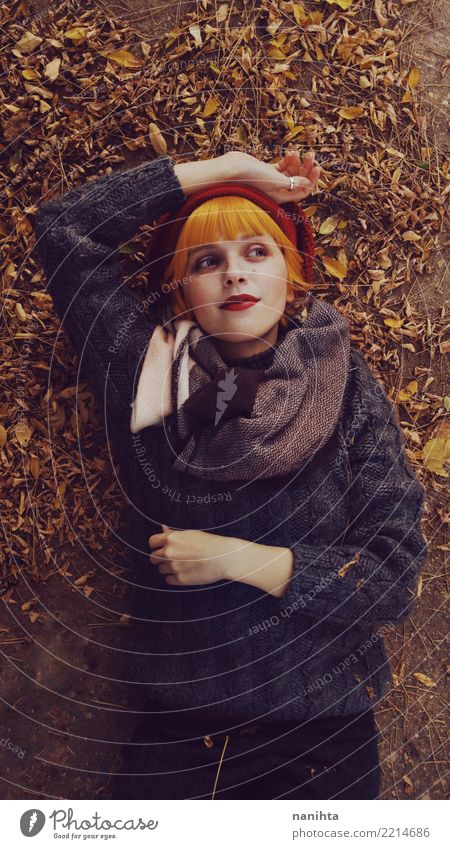 Junge Rothaarigefrau an einem Herbsttag Lifestyle elegant Stil schön Mensch feminin Junge Frau Jugendliche 1 13-18 Jahre Blatt Mode Bekleidung Pullover Schal
