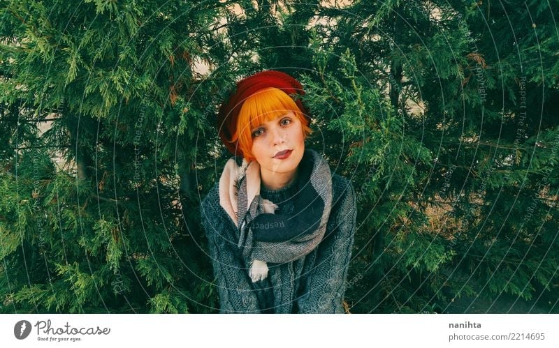 Junge rothaarige Frau im Wald Lifestyle elegant Stil schön Haare & Frisuren Mensch feminin Junge Frau Jugendliche Erwachsene 1 18-30 Jahre Umwelt Natur Herbst