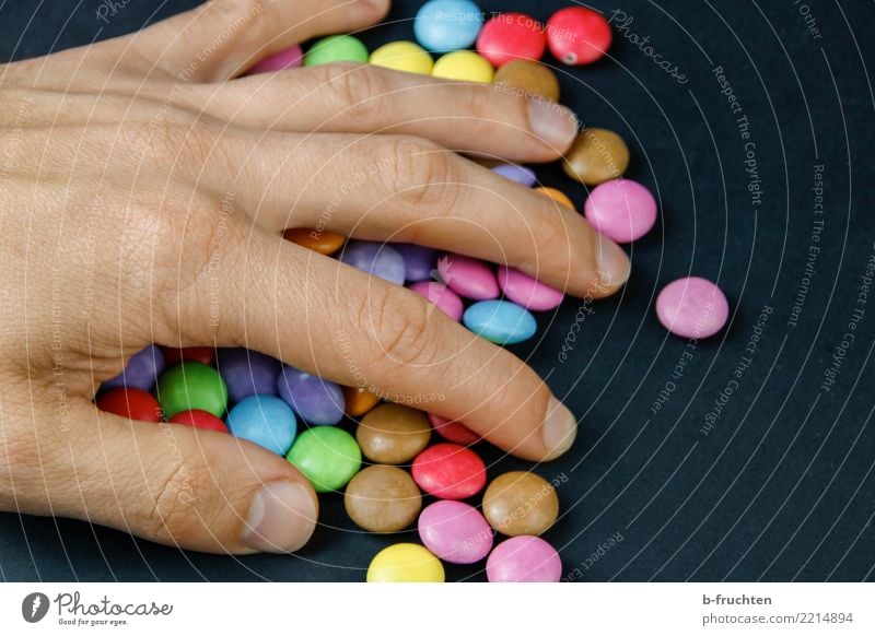Alles meins Süßwaren Mann Erwachsene Hand Finger 30-45 Jahre berühren mehrfarbig Begierde gefräßig Genusssucht verschwenden Schokolinsen Tablette Sammlung