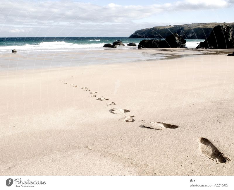Spuren im Sand {N2} Zufriedenheit Erholung Ferne Freiheit Sommer Strand Meer Wellen Fußspur Natur Urelemente Wasser Horizont Küste Schottland Stein gehen