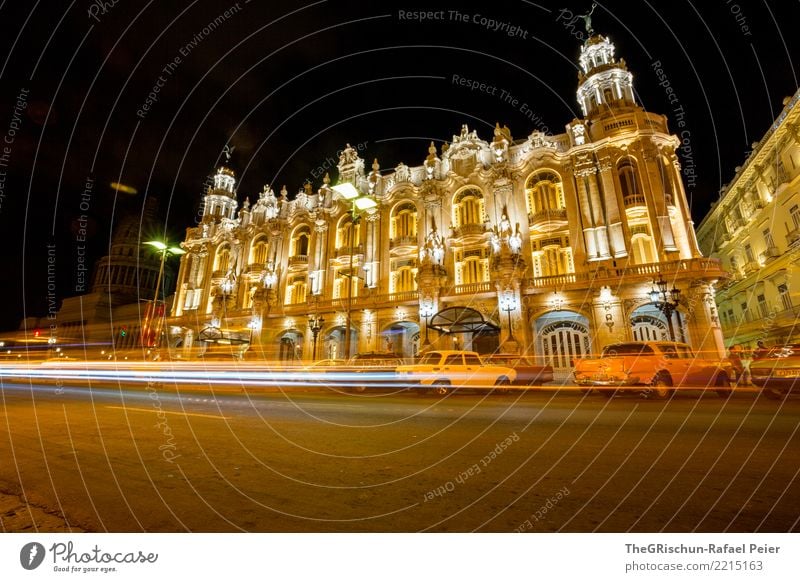 Havanna by night Stadt Hauptstadt Haus alt ästhetisch Orange gelb Oldtimer Straßenbeleuchtung Lichterscheinung Bewegungsunschärfe Langzeitbelichtung Gebäude