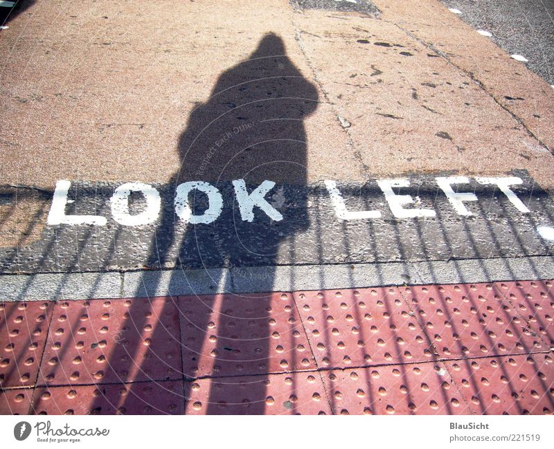 Überquerung... Mensch Schatten Straße Farbfoto Außenaufnahme Tag Fußgängerübergang Schriftzeichen Blockschrift Silhouette Teer Asphalt Bodenbelag
