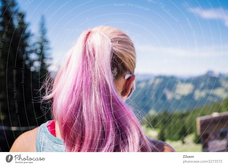 L Berge u. Gebirge Junge Frau Jugendliche 18-30 Jahre Erwachsene Umwelt Natur Landschaft Schönes Wetter Alpen Gipfel blond langhaarig Zopf Erholung träumen