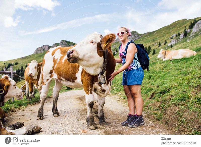 und noch ein letztes mal wandern Junge Frau Jugendliche 18-30 Jahre Erwachsene Natur Landschaft Schönes Wetter Alpen Berge u. Gebirge Rucksack blond Kuh