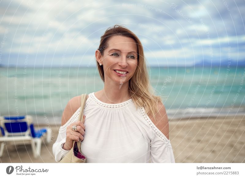 Attraktive modische Frau auf einem tropischen Erholungsortstrand Lifestyle Freude Glück schön Gesicht Ferien & Urlaub & Reisen Sommer Strand Meer Erwachsene 1