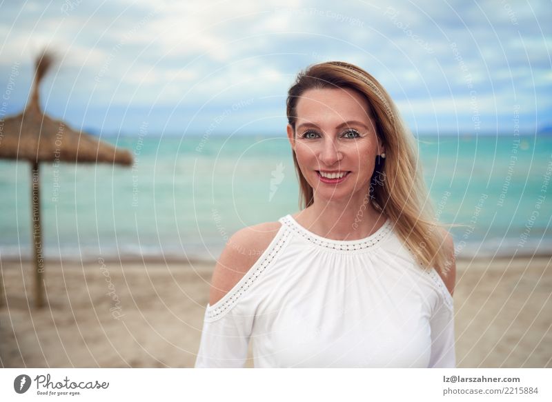 Attraktive modische Frau auf einem tropischen Erholungsortstrand Lifestyle Freude Glück schön Gesicht Ferien & Urlaub & Reisen Sommer Strand Meer Erwachsene 1