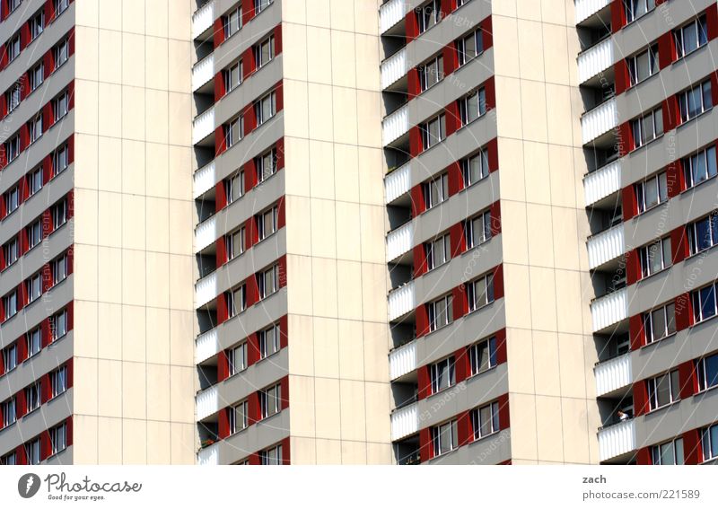 schöner wohnen Deutschland Stadt Haus Hochhaus Architektur Plattenbau Fassade Fenster eckig groß rot weiß Einsamkeit Farbfoto Außenaufnahme Menschenleer Tag