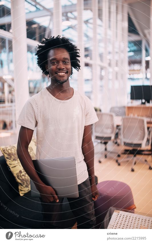 Porträt eines lächelnden, selbstbewussten afroamerikanischen Erwachsenen im Büro Lifestyle Glück Erfolg Praktikum Arbeit & Erwerbstätigkeit Kapitalwirtschaft