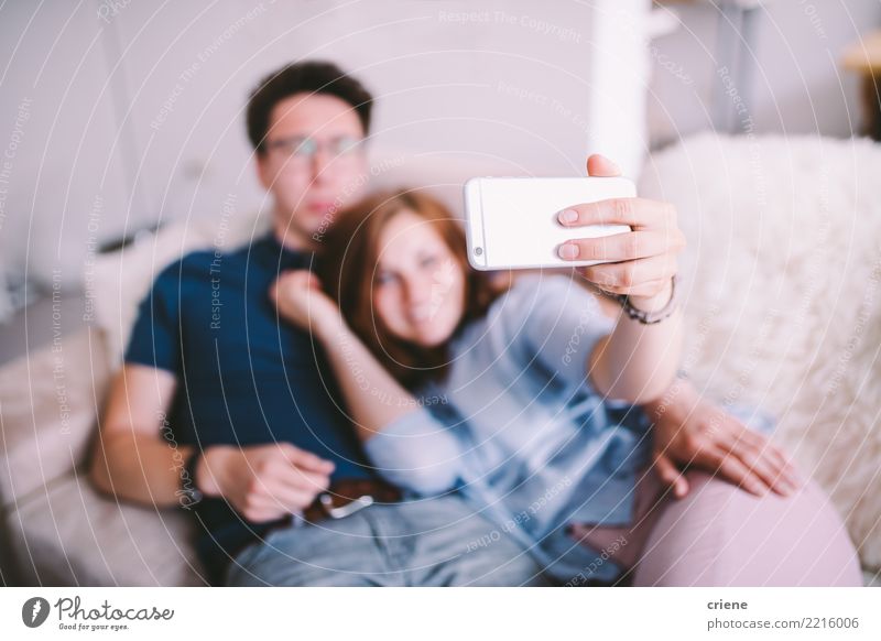 Paare, die zu Hause selfie mit Telefon nehmen Freude Glück Technik & Technologie Mensch Jugendliche Erwachsene lachen Umarmen Zusammensein Romantik
