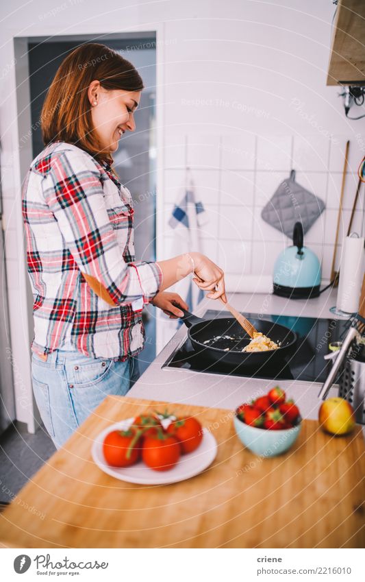 Frau, die Frühstück in der Küche vorbereitet Gemüse Frucht Diät Pfanne Freude Glück Gesunde Ernährung feminin Erwachsene Jugendliche heiß hell Lebensmittel Herd