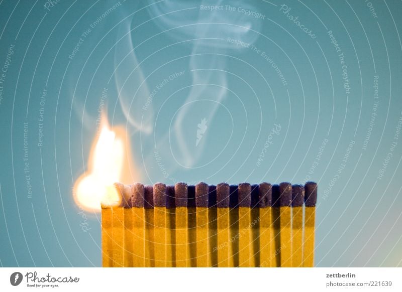 Feuer 3 Brand Streichholz Flamme brennen Pyrotechnik anzünden Innenaufnahme Rauch Abgas Rauchen bedrohlich gefährlich entzündet Hintergrund neutral Menschenleer