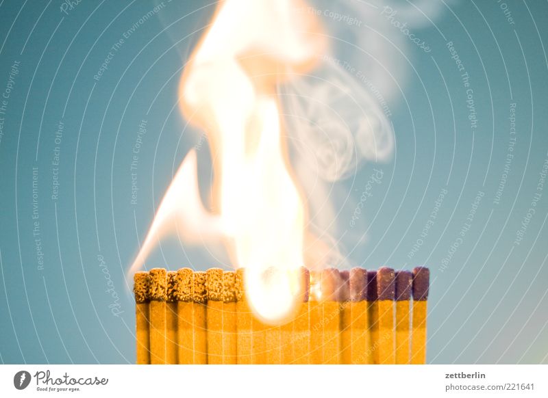 Feuer 5 Brand Streichholz Flamme brennen Pyrotechnik anzünden Innenaufnahme Rauch Abgas Rauchen bedrohlich gefährlich hell brennbar Hintergrund neutral