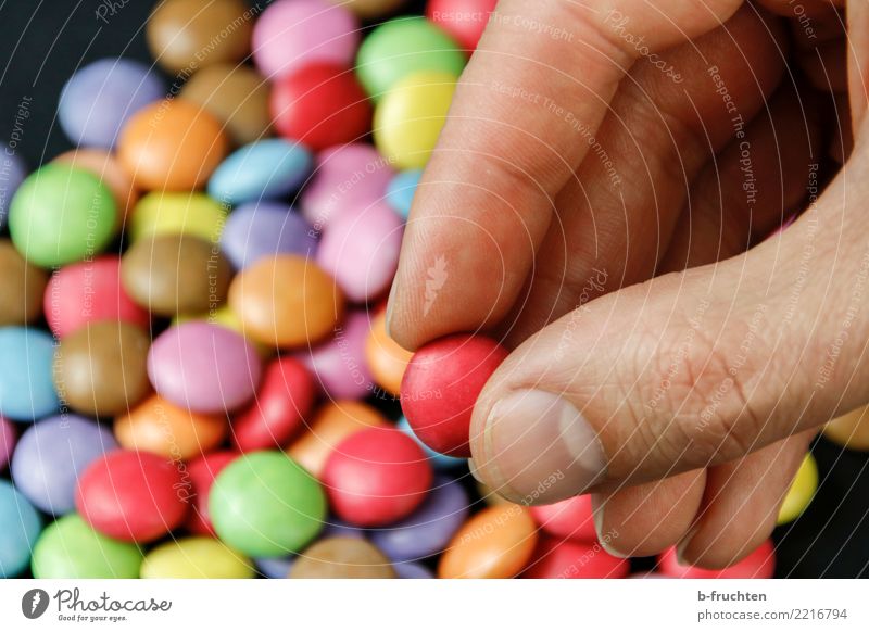 Superfood Süßwaren Mann Erwachsene Finger 30-45 Jahre berühren festhalten Gesundheit mehrfarbig Glaube Religion & Glaube Sucht Tablette rot Schokolinsen Diät