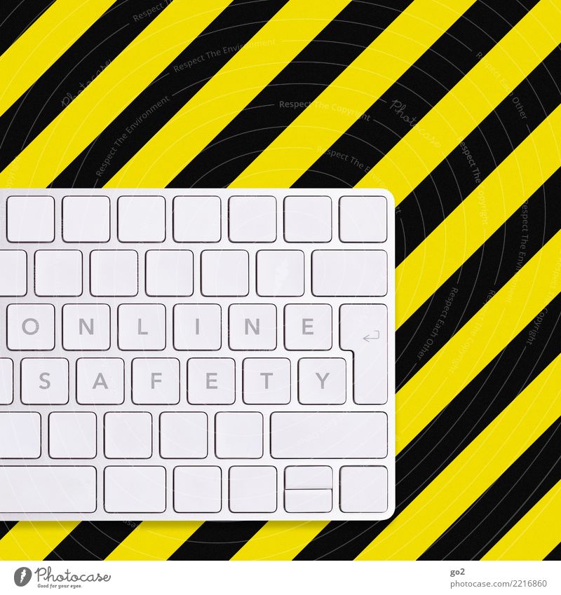 Online Safety Büroarbeit Arbeitsplatz Medienbranche Computer Tastatur Hardware Technik & Technologie Informationstechnologie Internet Schriftzeichen gelb