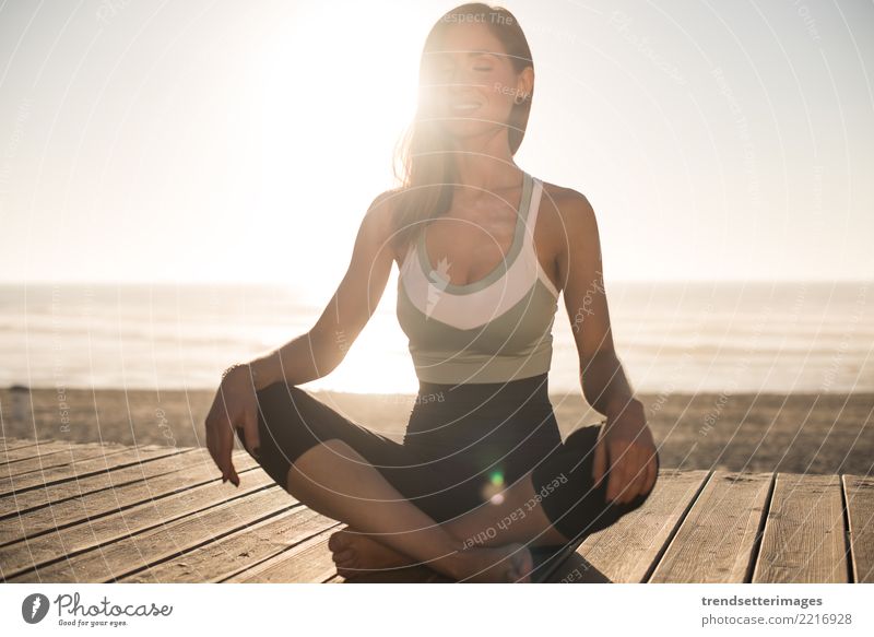 Frauen, die eine Zeit haben, meditierend auf den Strand Diät Lifestyle Glück schön Körper Wellness Erholung Meditation Ferien & Urlaub & Reisen Sommer Meer Yoga