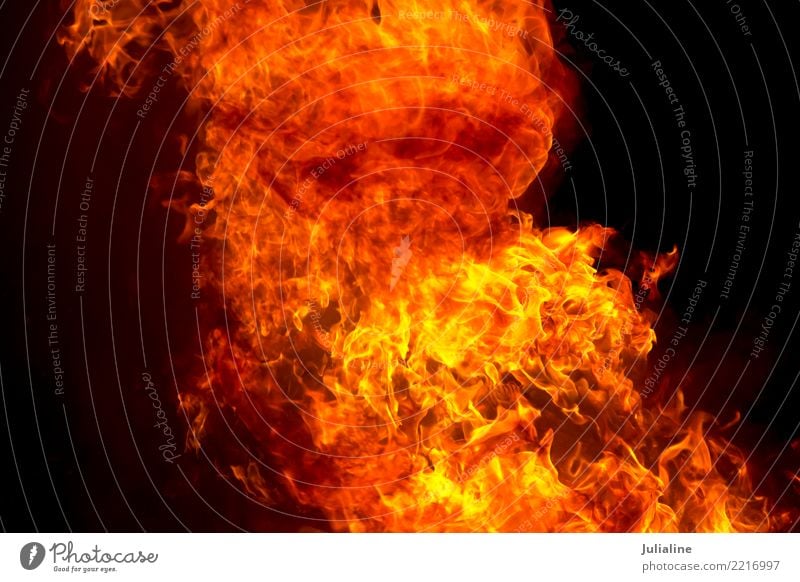rote Feuerflamme auf schwarzem Hintergrund Natur hell gelb Energie Flamme lodernd Brandwunde Feuerstelle Temperatur Gefahr erwärmen brennend Licht explodierend