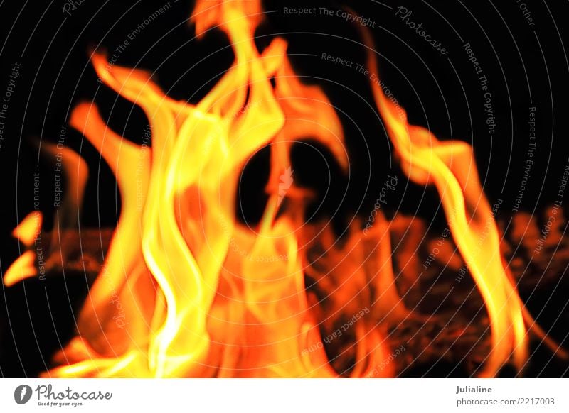 rote Flamme auf dem schwarzen Hintergrund Herd & Backofen Bewegung hell gelb Energie Farbe Feuer erwärmen Brandwunde Großbrand orange verbrannt lodernd Hölle