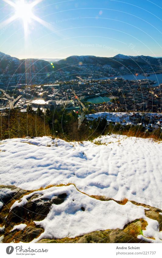 Bergen · Norwegen Ferne Freiheit Landschaft Himmel Horizont Sonne Schönes Wetter Schnee Berge u. Gebirge Fjord Europa Stadt bevölkert frieren genießen leuchten