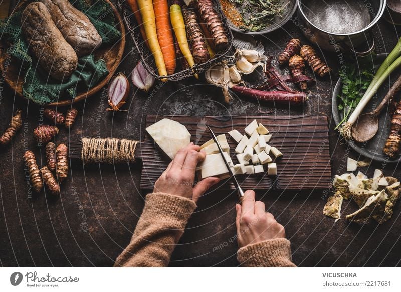 Hände schneiden Gemüse auf rustikalem Küchentisch Lebensmittel Ernährung Bioprodukte Vegetarische Ernährung Diät Topf Messer Stil Gesunde Ernährung