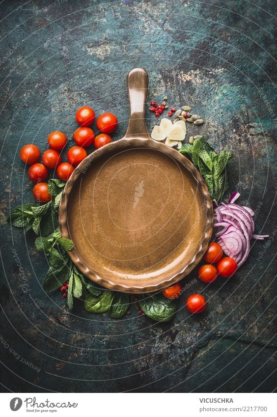 Vegetarische Kochzutaten um Bratpfanne Lebensmittel Gemüse Kräuter & Gewürze Ernährung Bioprodukte Vegetarische Ernährung Diät Pfanne Gesunde Ernährung