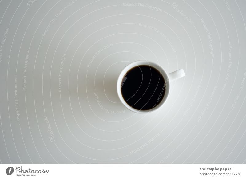 Kaffee schwarz ohne alles Getränk Heißgetränk Espresso Tasse stehen Duft einfach Flüssigkeit heiß Kaffeetasse Farbfoto Gedeckte Farben Innenaufnahme