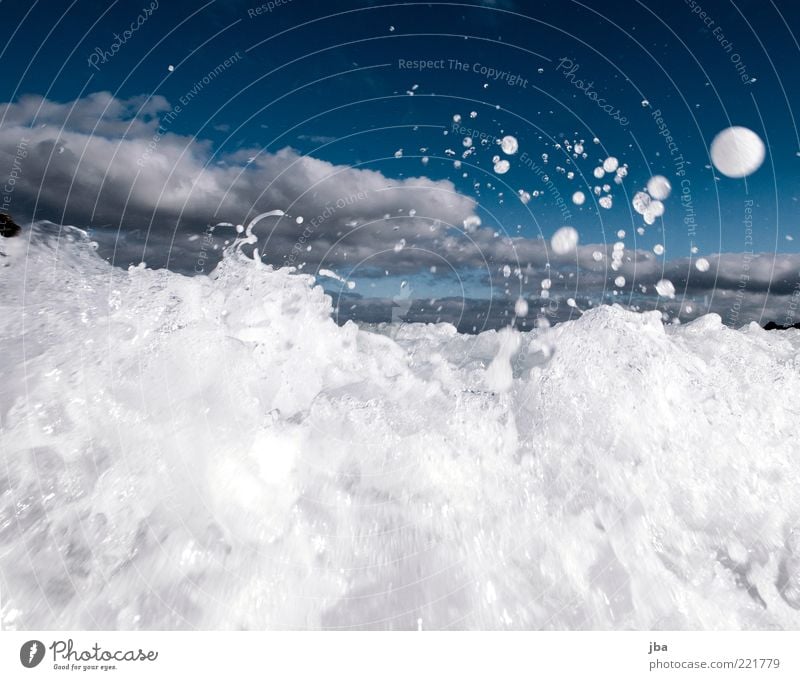 Gischt {N7} Sommerurlaub Meer Wellen Natur Urelemente Wasser Wassertropfen Herbst Wind Bewegung springen bedrohlich elegant Flüssigkeit nass rund weiß Dynamik