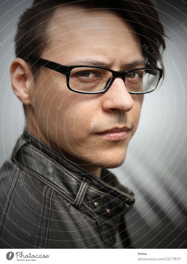 Sergej maskulin Mann Erwachsene 1 Mensch Schönes Wetter Jacke Lederjacke Brille brünett kurzhaarig langhaarig beobachten Denken Blick warten selbstbewußt