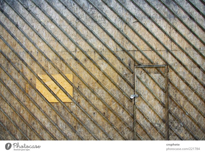 Doors and Stripes Haus Bauwerk Mauer Wand braun Design Symmetrie Schottland Holz Tür Schloss Streifen diagonal Holzwand einfach Holztür gestreift Farbfoto