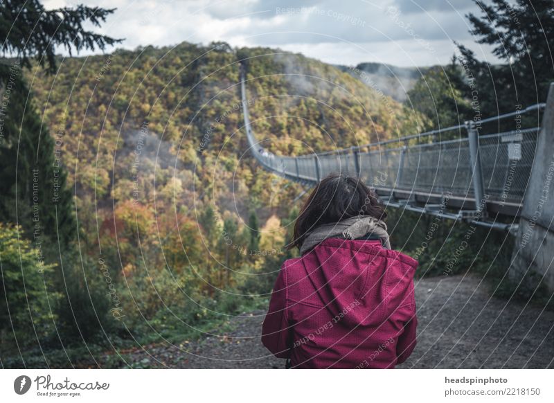 Frau vor der Geierlay Hängebrücke im Herbst Ferien & Urlaub & Reisen Tourismus Ausflug Abenteuer Freiheit Sightseeing Expedition wandern feminin Erwachsene