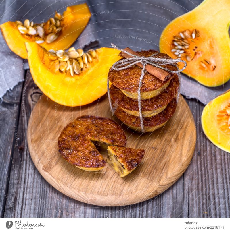 Kürbis Muffins auf einem Holzbrett Gemüse Brot Dessert Frühstück Tisch Essen frisch heiß grau orange Tradition Cupcake Mahlzeit Scheibe Snack gebastelt