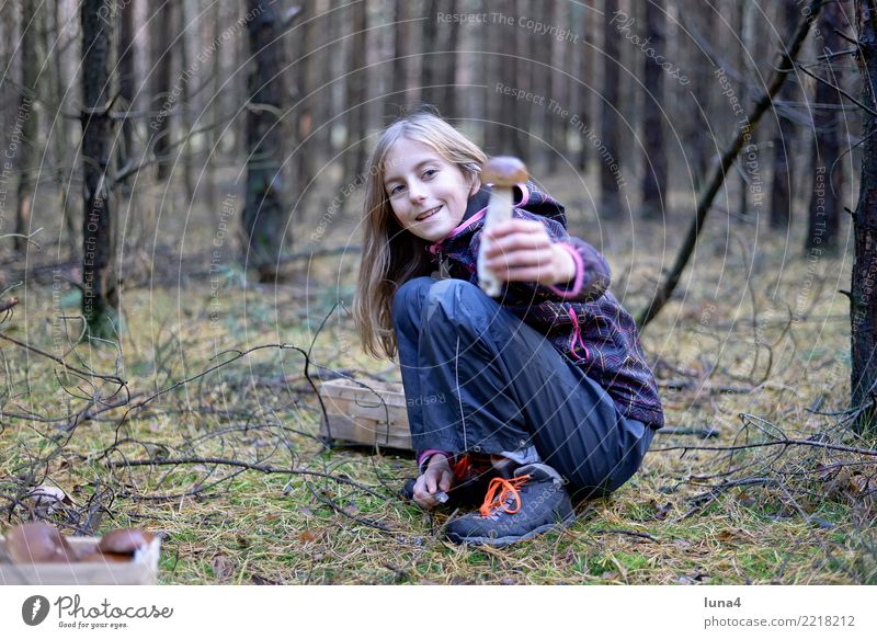 Mädchen mit Steinpilz Lebensmittel 1 Mensch 8-13 Jahre Kind Kindheit Natur Herbst Wald lachen Freundlichkeit Fröhlichkeit Lebensfreude Pilz sammeln Suche Korb