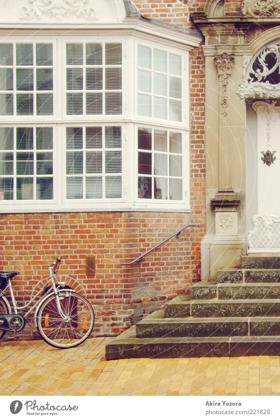 Abgestellt Haus Gebäude Architektur Treppe Fassade Fenster Tür alt ästhetisch eckig elegant historisch rot weiß Fahrrad verziert Farbfoto Gedeckte Farben