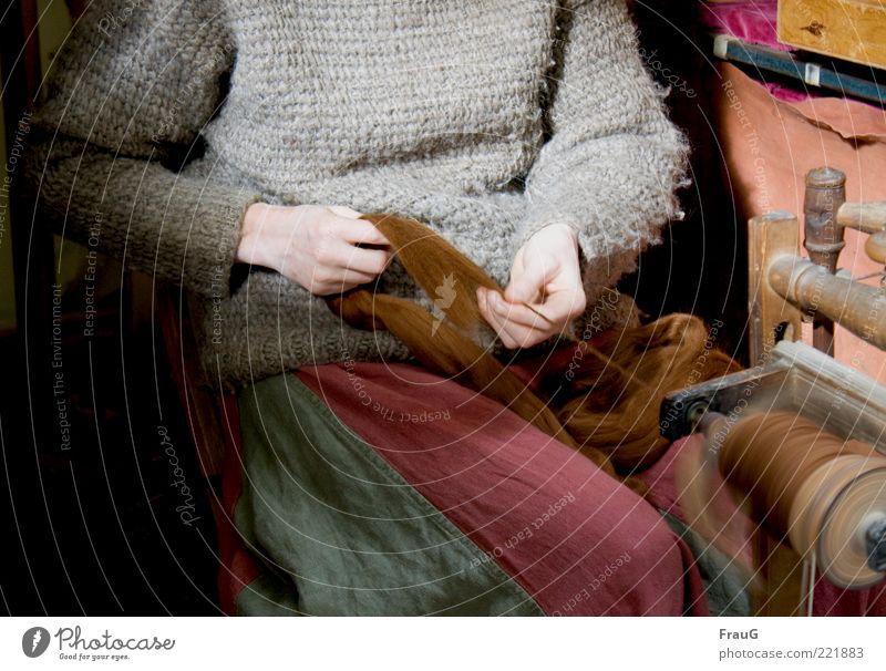Sie spinnt... Handarbeit Frau Erwachsene Finger 1 Mensch Rock Pullover drehen historisch braun grau Vergangenheit Handwerk Farbfoto Licht Schatten spinnen