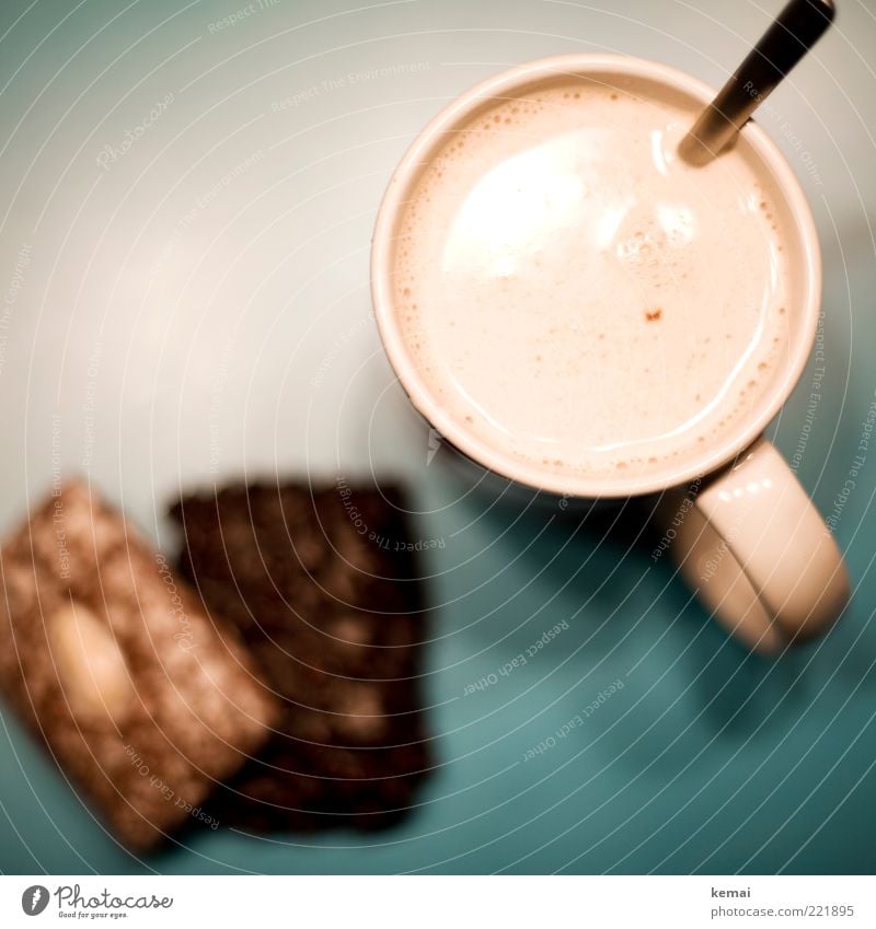 Chai und Lebkuchen Dessert Süßwaren Backwaren Ernährung Kaffeetrinken Slowfood Getränk Heißgetränk Kakao Tee Geschirr Tasse Becher Löffel Tragegriff Kaffeetasse