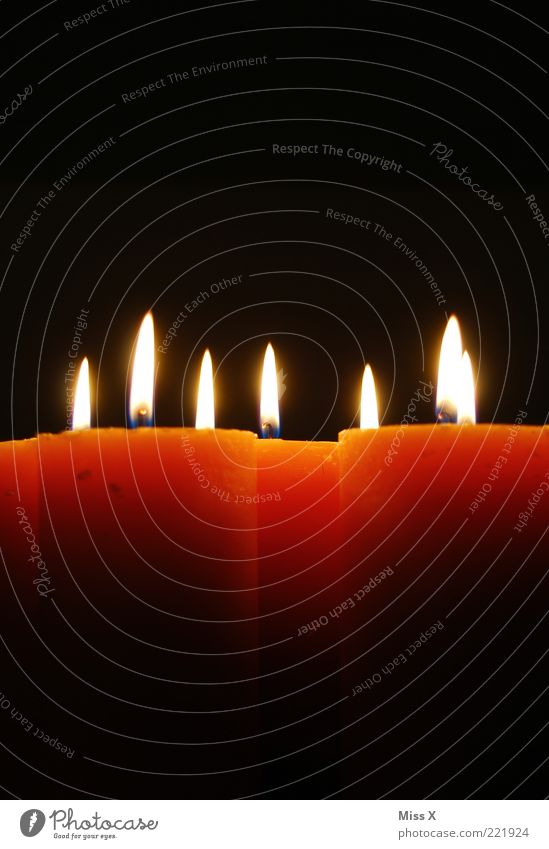 Kerzenschein leuchten dunkel Wärme Kerzenflamme Flamme Dekoration & Verzierung orange Romantik Farbfoto mehrfarbig Menschenleer Textfreiraum oben
