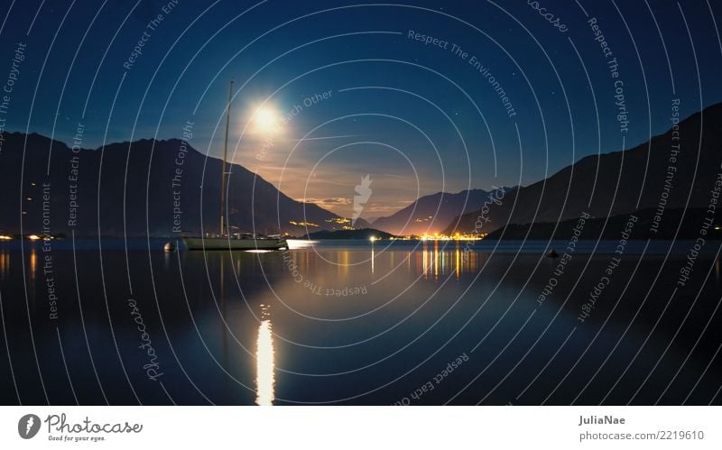 Blick auf den Comer See bei Nacht ruhig Berge u. Gebirge Wasser Mond Segelboot Wasserfahrzeug dunkel Mondschein lago di como Italien Lombardei italienisch