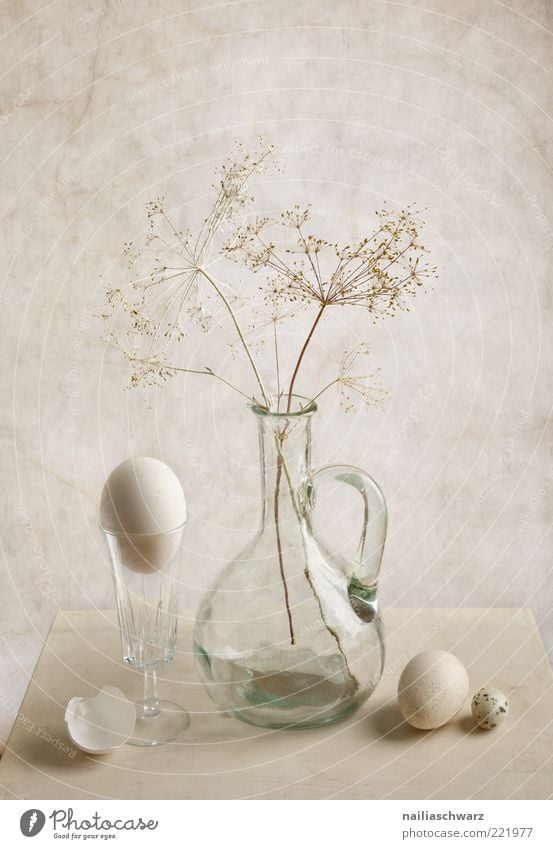 Stilleben Lebensmittel Ei Hühnerei Wachtelei Ernährung Glas Stillleben Vase ästhetisch grau weiß Farbfoto Gedeckte Farben Studioaufnahme Menschenleer