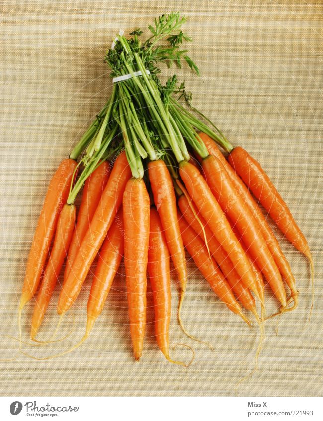 Bund fürs Leben Lebensmittel Gemüse Ernährung Bioprodukte Vegetarische Ernährung Diät lecker Möhre Bündel orange frisch knackig Gesunde Ernährung Wurzelgemüse