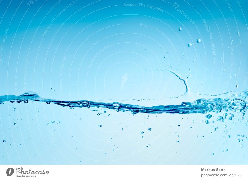 Wasser Getränk Natur Urelemente Flüssigkeit nass blau Hintergrundbild Luftblase Wellen wasserkante Wasserlinie horizontal Blauton Farbfoto Studioaufnahme