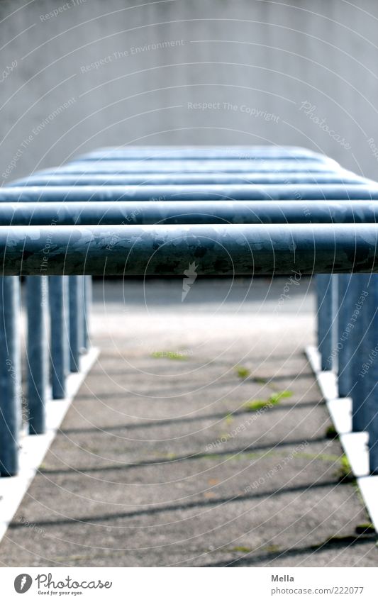 Möglichkeiten Menschenleer Platz Fahrradständer Ständer Gestell Metall Strebe trist blau grau Reihe aufgereiht hintereinander Farbfoto Außenaufnahme Tag