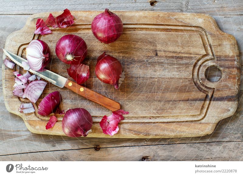 Rote Zwiebeln auf einer Draufsicht des hölzernen Brettes Gemüse Ernährung Vegetarische Ernährung Menschengruppe frisch rot Holzplatte Knolle Essen zubereiten