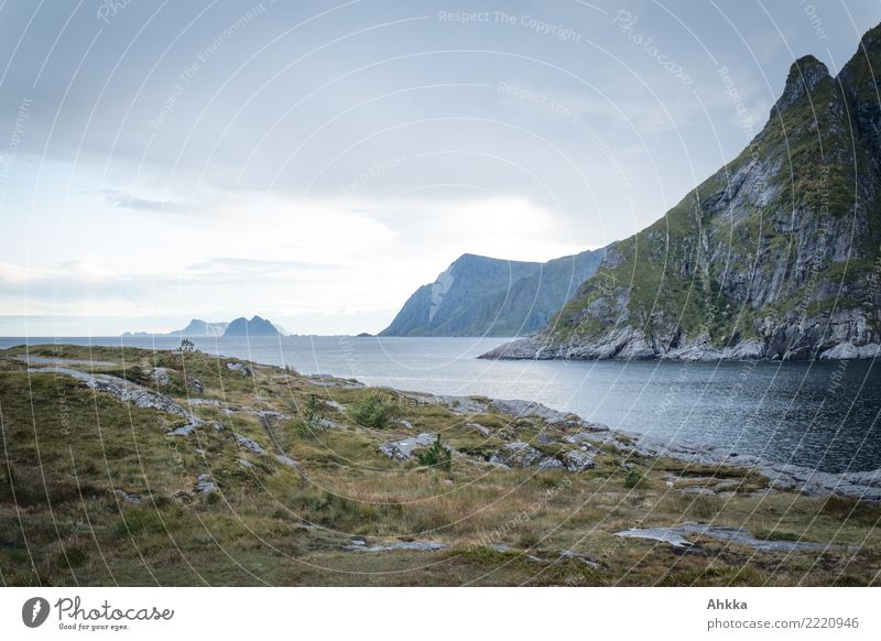 Regenstimmung am südlichsten Punkt der Lofoten mit Ausblick Ferien & Urlaub & Reisen Ausflug Abenteuer Berge u. Gebirge Küste Fjord Meer trist Traurigkeit