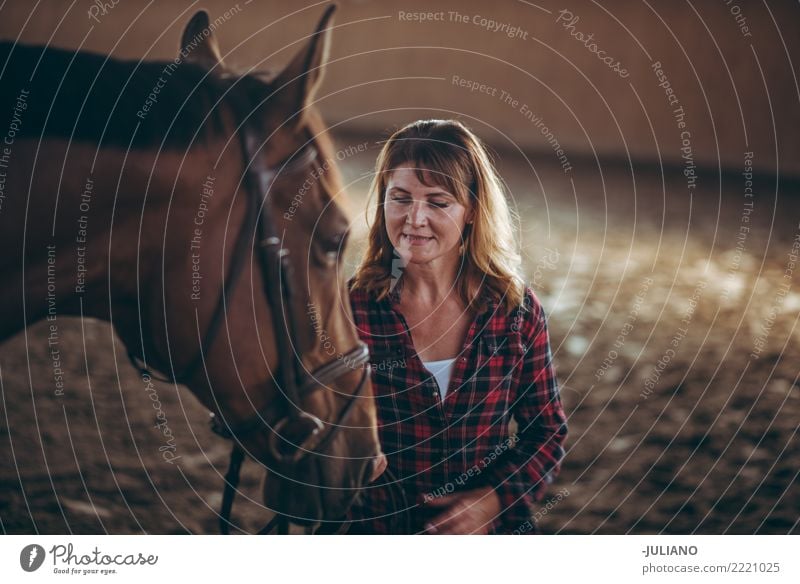 Reife Frau übt mit ihrem Pferd Lifestyle Reiten Mensch 1 30-45 Jahre Erwachsene Tier Nutztier Beratung Ferien & Urlaub & Reisen Abenteuer Kindererziehung