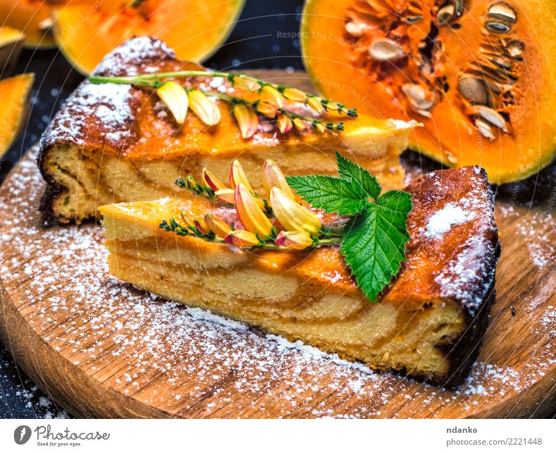 Stücke von Kürbiskuchen Gemüse Kuchen Dessert Erntedankfest Halloween Holz Essen frisch lecker natürlich orange Tradition Pasteten gebastelt Mahlzeit Backwaren