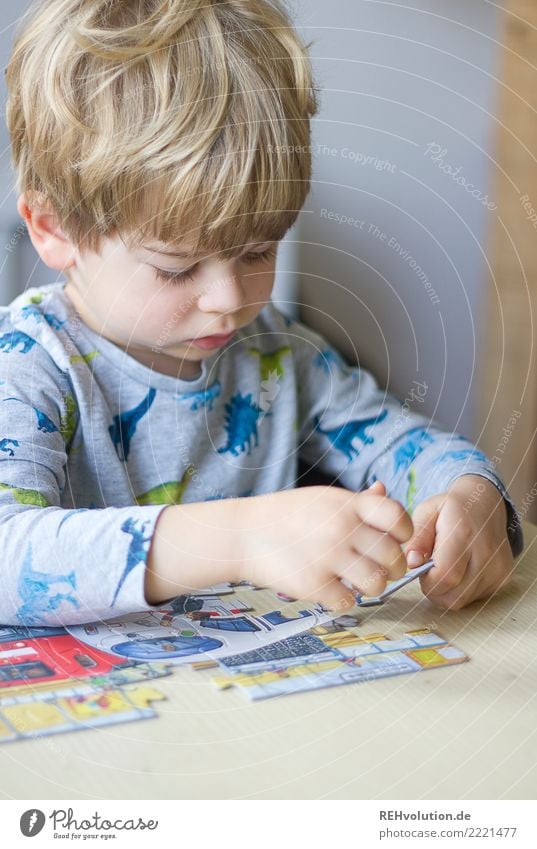 Kind puzzelt 3-8 Jahre Kindheit Junge Wohnung Puzzle Freizeit & Hobby authentisch lernen Denken Mensch Wohnzimmer Häusliches Leben 1 Spielen Bildung